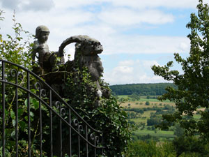 Reiter am Eingangstor rechts